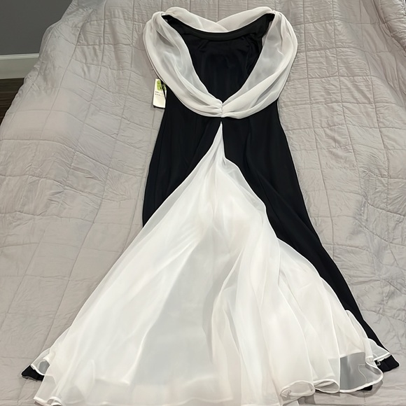 Night Way Collections Dresses & Skirts - NWT Night Way Collections beautiful black and white evening gown. Size 10.
